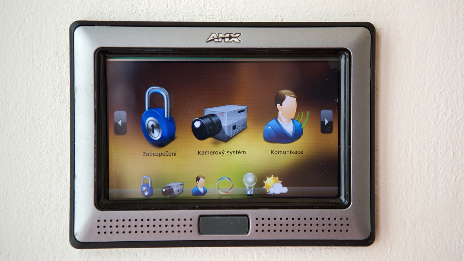 Wandmontiertes Smart-Home-Bedienpanel für Sicherheit und Steuerung