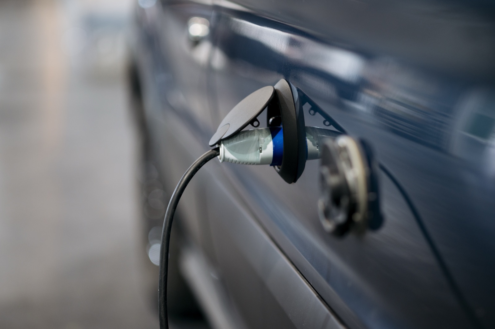 Ladekabel einer Wallbox steckt im Ladeanschluss eines Elektroautos