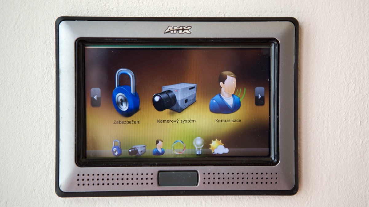 Smart-Home-Bedienpanel bei einer Nachrüstung im Altbau